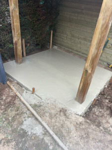 Photo de galerie - Pose d’un cabanon avec une dalle pour bbq 