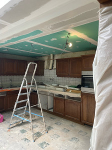 Photo de galerie - Réalisation d’un nouveau faux plafond en cours de finition