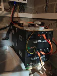 Photo de galerie - Assemblage et installation de batteries lifepo4 sur onduleur photovoltaïque pour autonomie électrique résidentielle.