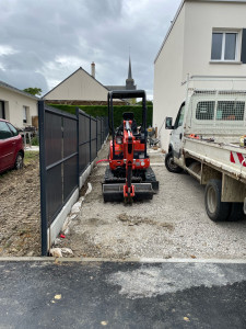 Photo de galerie - Pose de clôture RÂL 7016 avec occultant lamelles pvc 