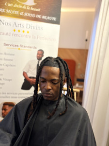 Photo de galerie - Resserage de locks et dégradé sur les côtés, sur l’artiste international CYSOUL??