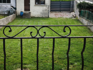 Photo de galerie - Jardin entièrement remis en état après une intervention de tonte et de débroussaillage. Les herbes hautes et les broussailles ont été éliminées, laissant un terrain propre, dégagé et soigné. 