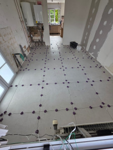 Photo de galerie - Voici la pose du carrelage en grand format double col, travail professionnel avec des bonnes finitions  des joies