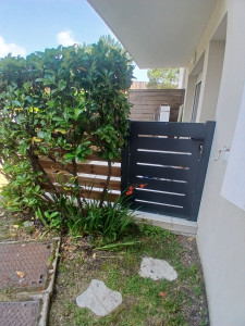 Photo de galerie - Fabrication et pose d’un portillon et pose du portillons aluminium ainsi que la clôture de la terrasse