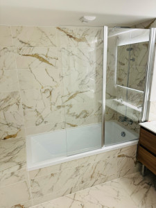 Photo de galerie - La pose d’une paroi de douche + baignoire + la robinetterie
