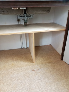 Photo de galerie - Montage étagère sur mesure sous évier 