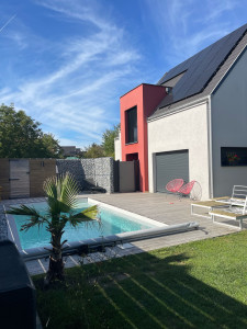 Photo de galerie - Réalisation complète : installation d’une piscine avec raccordements, terrasse en bois exotique, cabane de jardin et pose de panneaux photovoltaïques pour optimiser la consommation énergétique.