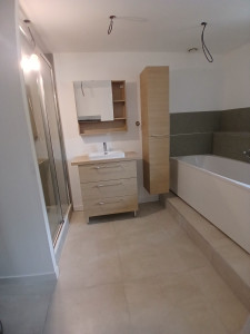 Photo de galerie - Rénovation d'une salle de bain complète :
isolation. 
plaque de plâtre hydrofuge. 
reprise efs/ecs et évacuation. 
installation d'un receveur 120x90.
baignoire. 
faïence, carrelage. 
