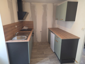 Photo de galerie - Pose d'une cuisine.