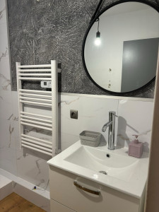 Photo de galerie - Installation lavabo+installation radiateur sèche serviette.