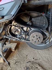 Photo de galerie - Remplacement d'une courroie de transmission et les galets sur un scooter t