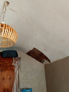Photo de galerie - Dégâts des eaux 
infiltration d'eau dans une chambre plafond en plâtre 
