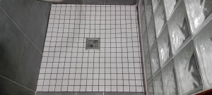 Photo de galerie - Pose petit carreaux sur bac a douche
 maçonné 