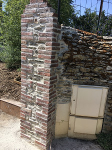 Photo de galerie - Un pilier briques / pierres à l'ancienne d'entrée