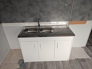 Photo de galerie - Installation d'un meuble sous-évier ainsi qu'un bac inox avec un mitigeur Bec haut 