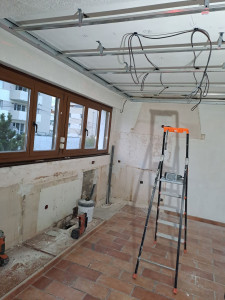 Photo de galerie - Création d'un faux plafond d'une cuisine avec rattrapage des murs en enduit 