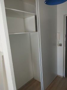 Photo de galerie - Création d'un Dressing d'entrée sur mesure avec Porte coulissante 
