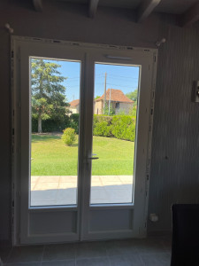 Photo de galerie - Pose porte fenêtre rénovation avec moulure pvc 