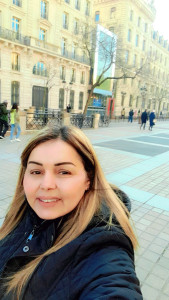 Photo de galerie - Aidante à domicile aux personnes âgées qui sont dans le besoin et accompagnement d'enfants à l'école 