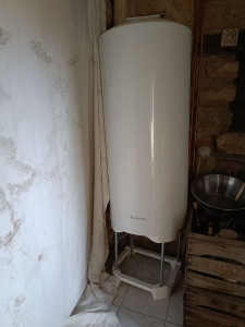 Photo de galerie - Dépose et pose d'un chauffe-eau. 
