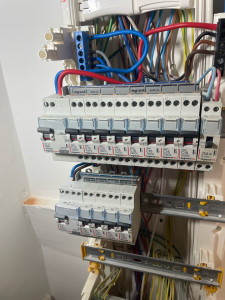 Photo de galerie - Ajout d’un interrupteur différentiel sur le 2eme rail din. Norme NFC-15100 1 interr diff pour 8 disjoncteur max !