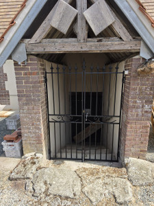 Photo de galerie - Restauration d'une porte a double ouvrant pour une cave