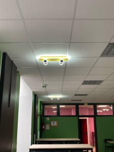 Photo de galerie - Installation de luminaires originale dans une école