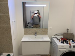 Photo de galerie - Pose meuble lavabo miroir + électricité + arrivée eau et accusation lavabo et machine à laver 