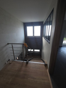 Photo de galerie - Pose de parquet flottant dans une entrée avec escalier 