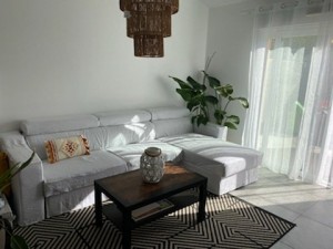 Photo de galerie - Recouvrir un canapé pour lui redonner un autre style ou une seconde vie
