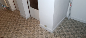Photo de galerie - Pose de plinthe en bois blanc. 