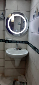 Photo de galerie - Installation un petit lavabo avec miroir, lumineux