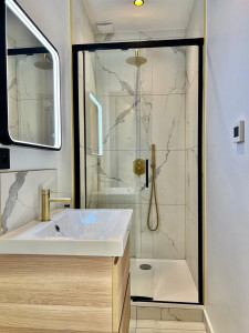 Photo de galerie - Rénovation complète de salle de bain clé en main : plomberie, sanitaires, douche, baignoire et finitions.