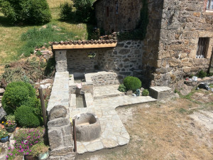 Photo de galerie - Réalisation du lavoir en pierre 
