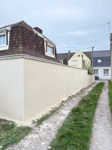 Photo de galerie - Chantier d’enduit monocouche sur mur de clôture 