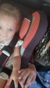 Photo de galerie - Lors de cette photo, nous étions sur un trajet de 2h durant lesquels je me suis occupé de ma nièce. Pendant une semaine je m'en suis occupé partiellement ( donner le biberon, changer la couche, jouer...) 