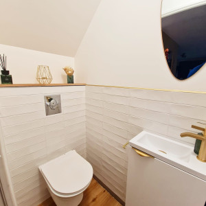 Photo de galerie - Toilettes rénovées avec toilettes suspendues, lave mains et pose carrelage