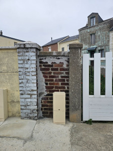 Photo de galerie - Réfection d'un muret en briques : réparation, consolidation et amélioration de l'étanchéité.
-APRÈS-