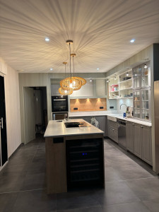 Photo de galerie - Peinture Cuisine plafond et meubles en composite 