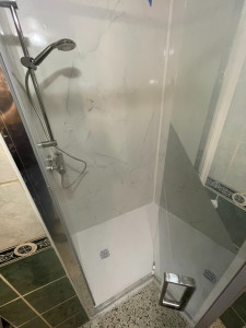 Photo de galerie - Remplacement d'une vieille baignoire par une douche.