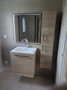 Photo de galerie - Pose d’un meuble vasque avec miroir et colonne de rangement 