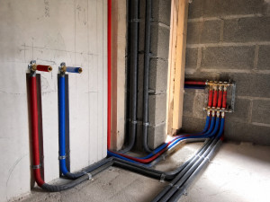 Photo de galerie - Réalisation plomberie – installation des réseaux eau chaude et froide avec collecteur, travail soigné.