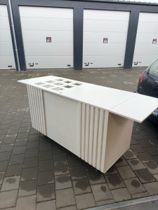 Photo de galerie - Conception et fabrication d’un bar mobile démontable sur mesure, en finition blanc brillant.