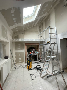 Photo de galerie - Début des travaux : ponçage des bandes, application d’une couche d’impression et de deux couches de finition 
