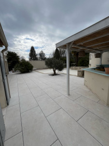 Photo de galerie - Pose de dalle carrelage sur plot sur une terrasse.