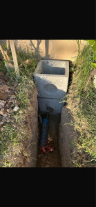 Photo de galerie - Travaux de tranchée pour branchement de canalisation — pose et raccordement de tuyauterie enterrée, travail soigné et conforme.