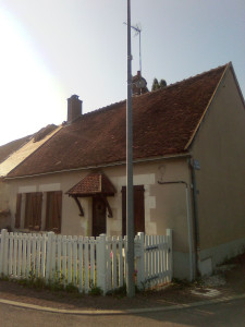 Photo de galerie - Réalisation d'un démoussage de toit à la main sur petites tuiles de Bourgogne avec passage d'un produits préventif...