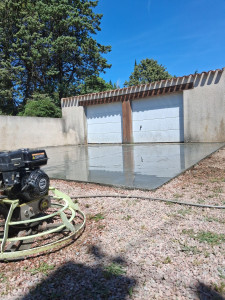 Photo de galerie - Dalle béton armé  , finitions taloche mécanique 