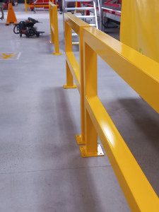 Photo de galerie - Montage de barrières anti-choc dans un entrepôt de la société DHL 