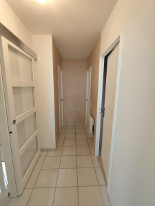 Photo de galerie - Dans le cadre de ce projet, plusieurs travaux ont été réalisés afin de moderniser et valoriser cet espace de circulation.

Les murs de fond ont été habillés d’un enduit décoratif

Un espace transformé, plus lumineux, moderne et accueillant.